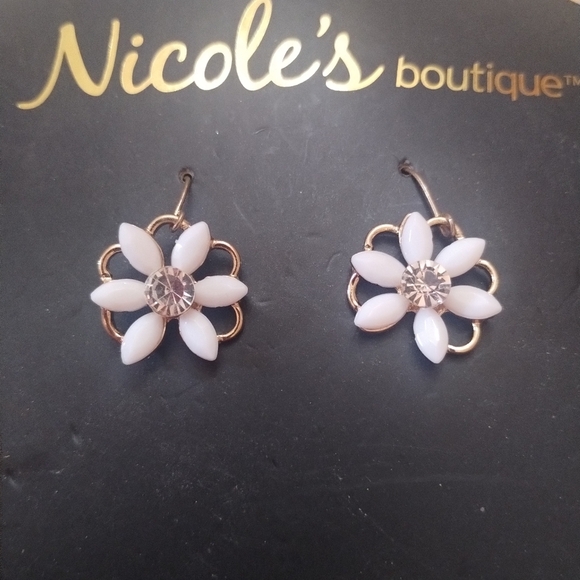Jewelry - White Flower Earrings